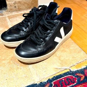 Veja V-90 black